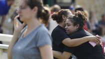 Deset mrtvých při střelbě v Texasu. Útočil 17letý student, zbraně vzal svému otci