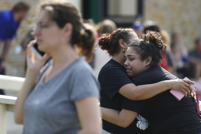 Střelba na texaské střední škole, osm lidí zemřelo