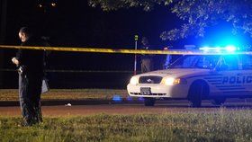 Neznámý útočník ve Spojených státech v noci ze soboty na neděli zastřelil dva policisty.