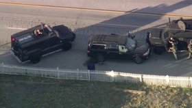 Policisté oba útočníky z kalifornského centra pro postižené zastřelili při automobilové honičce.