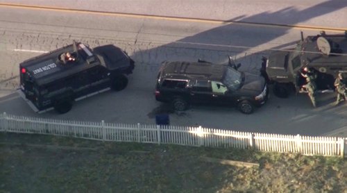 Policisté oba útočníky z kalifornského centra pro postižené zastřelili při automobilové honičce.