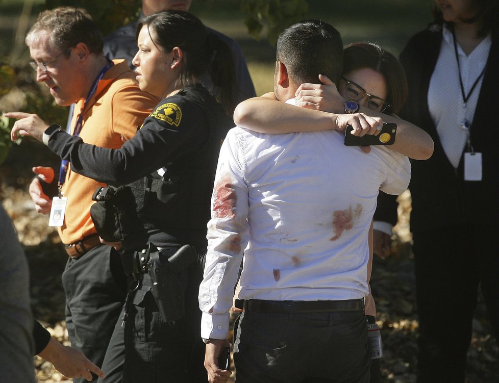 Při střelbě v Kalifornii zahynulo nejméně 14 lidí a skoro dvě desítky byly zraněny.