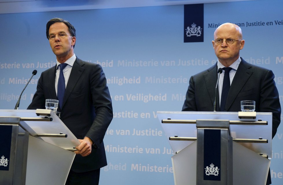 Nizozemský premiér Mark Rutte (vlevo) a ministr spravedlnosti Ferd Grapperhaus během tiskové konference o střelbě v Utrechtu, (18.03.2019).