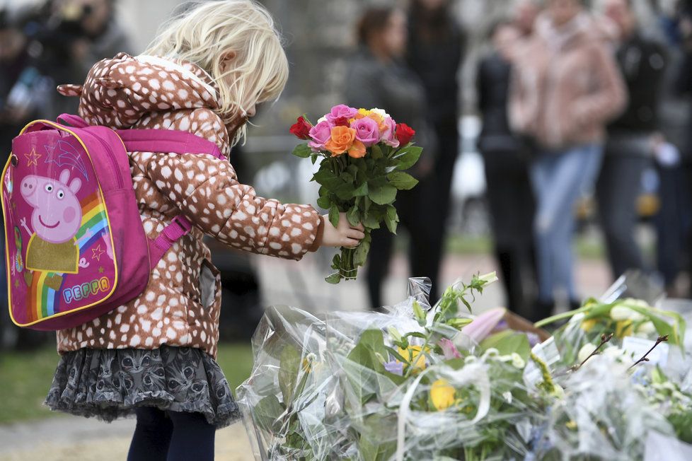 Na památku obětí střelby z Utrechtu lidé k místu činu donesli květiny. Policie i prokuratura se domnívá, že motivem činu byl terorismus.