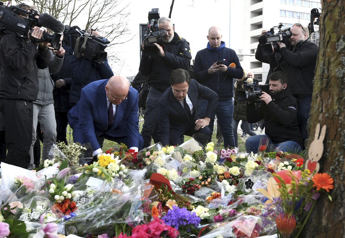 Na památku obětí střelby z Utrechtu lidé k místu činu donesli květiny. Policie i prokuratura se domnívá, že motivem činu byl terorismus.