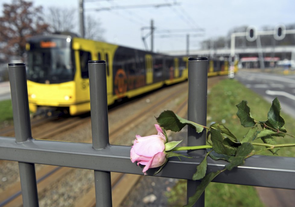 Na památku obětí střelby z Utrechtu lidé k místu činu donesli květiny. Policie i prokuratura se domnívá, že motivem činu byl terorismus.