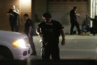 USA ve smršti rasových nepokojů: Mstili se střelci v Dallasu za mrtvé černochy?