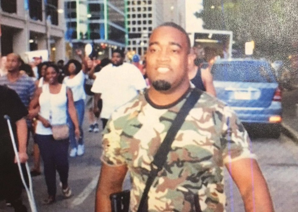 Zásah policie v Dallasu proti ozbrojeným útočníkům. Z poklidné demonstrace vzešla přestřelka. Lidé demonstrací protestovali proti zabití dvou černošských mužů, policie je vyšetřovala v souvislosti s držením zbraní.