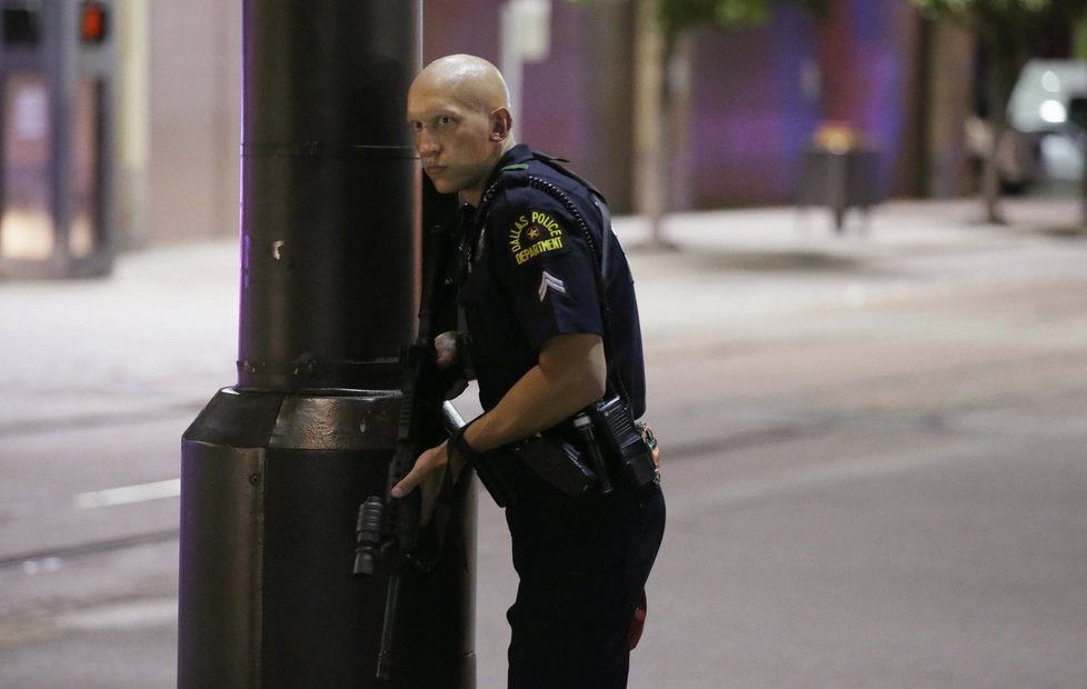 Zásah policie v Dallasu proti ozbrojeným útočníkům. Z poklidné demonstrace vzešla přestřelka. Lidé demonstrací protestovali proti zabití dvou černošských mužů, policie je vyšetřovala v souvislosti držení zbraní.