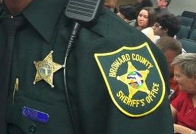 Zástupce šerifa a strážník přidělený ke škole Scot Peterson nezasáhl během střelby, pouze ohlásil útok a přivolal posily.