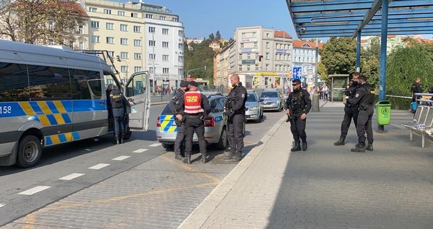 Střelba u metra Vysočanská! Dva lidé se přeli, pak padly rány. Jeden zraněný