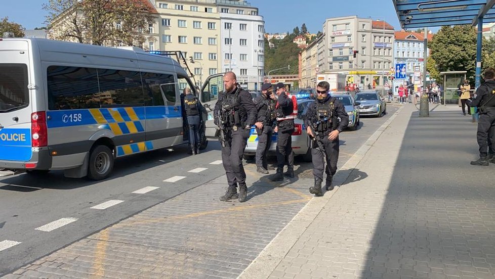 Na metru Vysočanská se střílelo. Došlo tam ke konfliktu dvou osob. Střílet se mělo z plynové pistole.