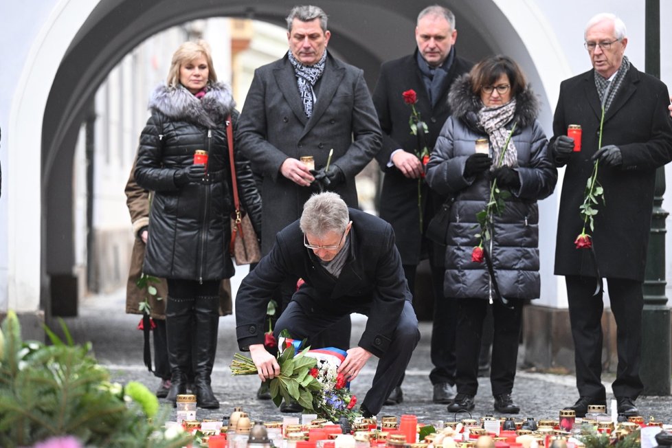 Předseda senátu Miloš Vystrčil přišel k filozofické fakultě položit květiny
