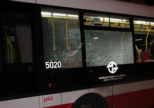 V Praze někdo střílel po tramvaji a autobusu. (5. 1. 2022)