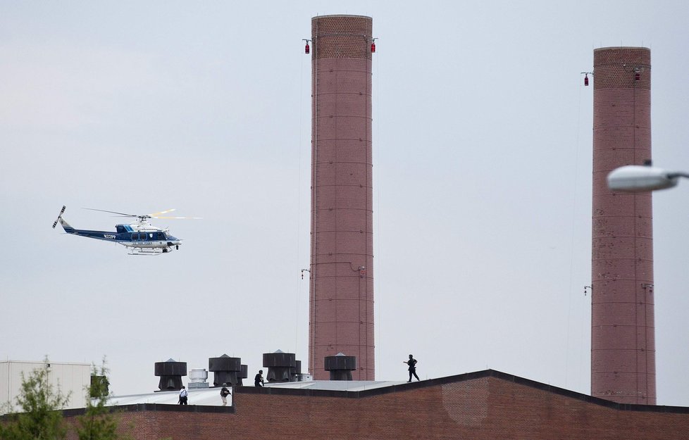 Nad armádní budovou polétávají vrtulníky, které sledují situaci ze vzduchu