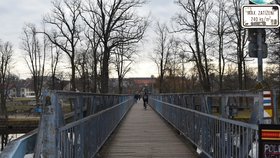 Nedaleko zimního stadionu je lávka přes řeku. Právě tam policisté střelce zadrželi.