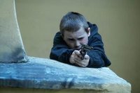 Malý Čech (11) mířil v Anglii airsoftovou zbraní na lidi: Před soudem ze země utekl domů