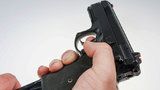 Zastřelte mě!, prosil mladík v Plzni strážníky: Pak se pokusil skočit pod auto