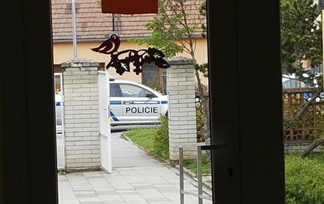 Pohled z budovy školky, objekt hlídala policie.