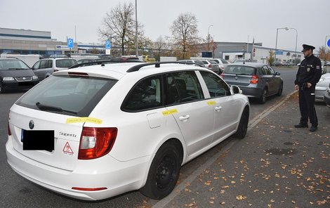 Po střelbě policie zapečetila dvě auta.