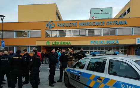Policisté zasahují při mimořádné události ve Fakultní nemocnici Ostrava.
