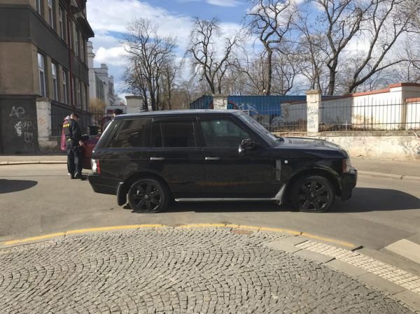 Range Rover s proraženými pneumatikami.