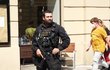 Policie dopadla nebezpečného střelce, který střílel na úřadu práce na Vinohradech