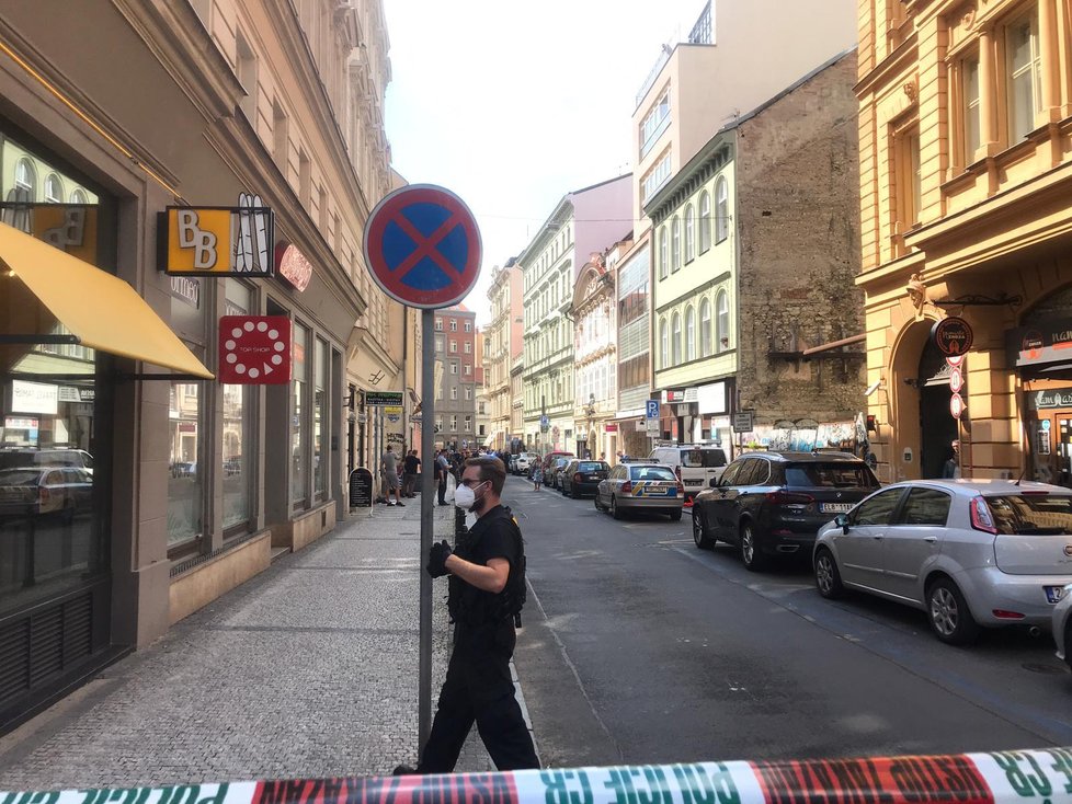 Policie dopadla nebezpečného střelce v centru Prahy. Muž je podezřelý z trestného činu vražda.