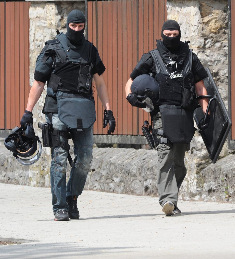 Členové policejního komanda, zasahující proti šílenému střelci v německém Karlsruhe