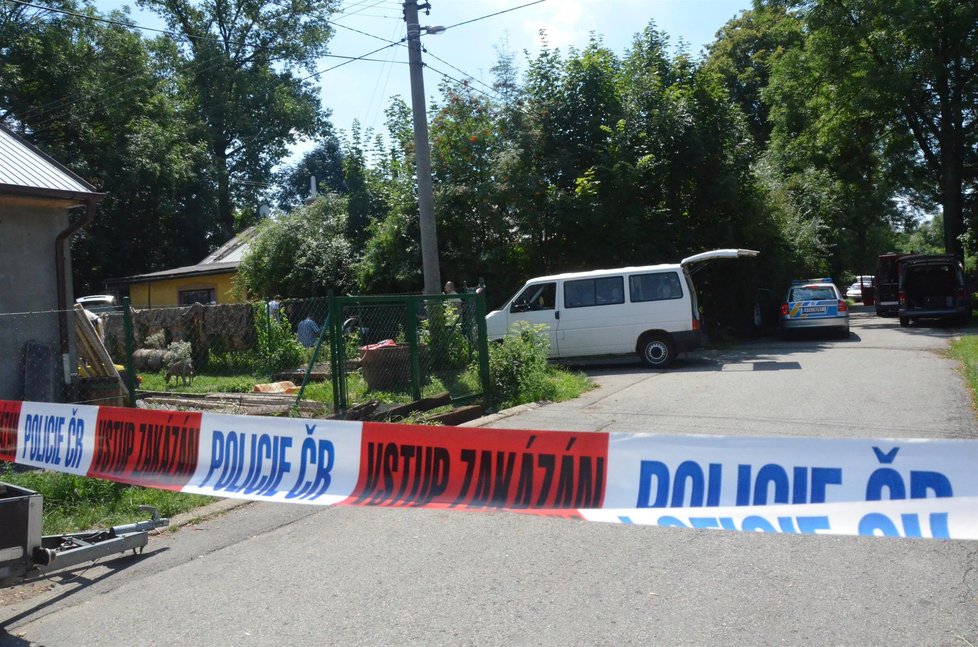 Policisté včera celý den prohledávali dům Zdeňka K. Našli v něm mnoho zbraní a stovky nábojů.