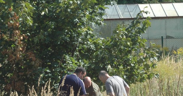 Pavel Jasanský v roce 2009 ukazuje vyšetřovatelům místo, kde odpálil podomácku vyrobenou bombu.