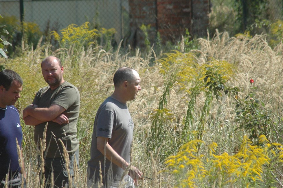 Pavel Jasanský v roce 2009 ukazuje vyšetřovatelům místo, kde odpálil podomácku vyrobenou bombu.