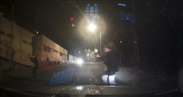 VIDEO Noční drama v ulicích Ústí: Opilý a zfetovaný mladík pálil z pistole kolem sebe