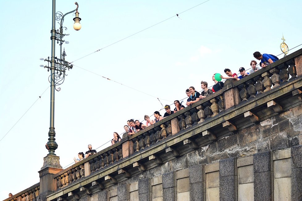 Na Letňáku už to žije. Ponton láká turisty i Pražany z okolí.