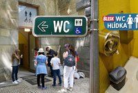 Záchody na Střeleckém ostrově: Jsou čisté, ale nezvládají nápor lidí o víkendu