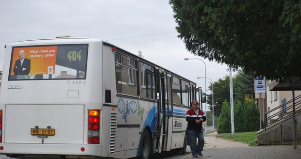 Na této autobusové zastávce ve Střelicích na Brněnsku podezřelý cyklista v neděli večer ubodal muže