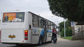 Na této autobusové zastávce ve Střelicích na Brněnsku podezřelý cyklista v neděli večer ubodal muže (+41) a dva lidi poranil.