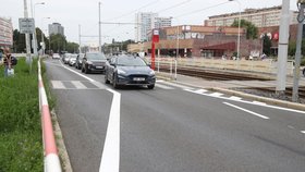 Magistrát na přechodu ve Střelincké ulici na Praze 8 ubral jeden jízdní pruh. Kritizuje to místní radnice, která u přechodu chce vybudovat nový semafor.