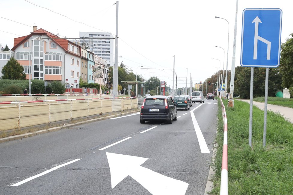 Magistrát na přechodu ve Střelincké ulici na Praze 8 ubral jeden jízdní pruh. Kritizuje to místní radnice, která u přechodu chce vybudovat nový semafor.