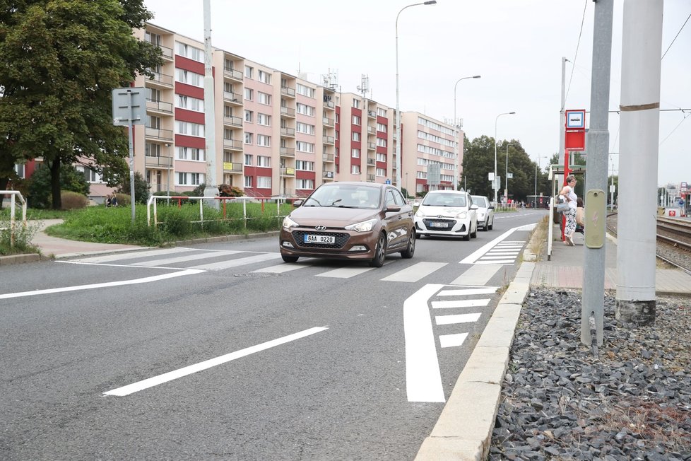 Magistrát na přechodu ve Střelincké ulici na Praze 8 ubral jeden jízdní pruh. Kritizuje to místní radnice, která u přechodu chce vybudovat nový semafor.