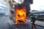Požár autobusové linky 166 v pražských Kobylisích. (26. duben 2024)