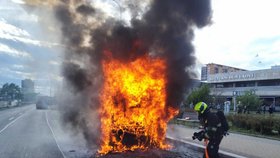 Autobus začaly polykat plameny! Zkrotili je až hasiči: 11 cestujících čekalo na náhradní spoj