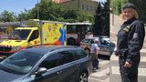 Holčičky (3 a 6) srazilo na přechodu v Kobylisích auto! Zachraňovali je policisté