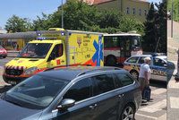 Holčičky (3 a 6) srazilo na přechodu v Kobylisích auto! Zachraňovali je policisté