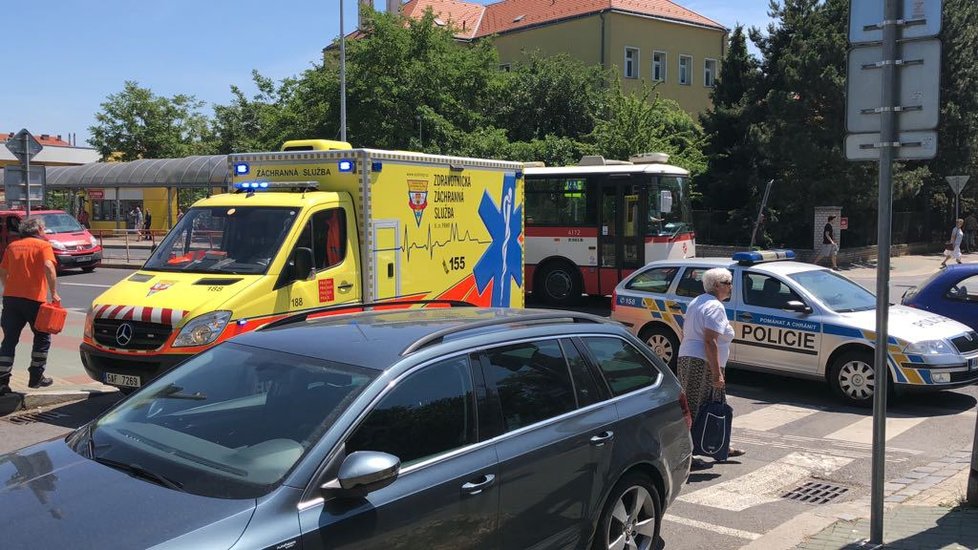 Auto v Kobylisích srazilo dvě malé holčičky.
