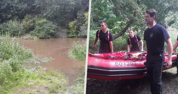 Pět vodáků s dítětem sjíždělo rozvodněnou Moravu: S loděmi narazili do stromu a skončili ve vodě! 