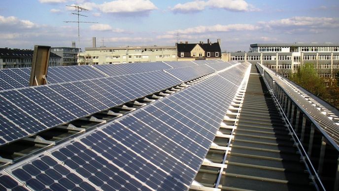 Podniky nečerpají dotace na solární panely i kvůli složitosti a délce schvalování veřejné podpory.