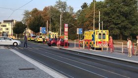 Srážka auta s tramvají ve Střešovicích: Nehoda si vyžádala 11 raněných. Linky už opět jezdí