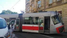 Dva zraněné si vyžádala v úterý dopoledne srážka dodávky a tramvaje v Brně.