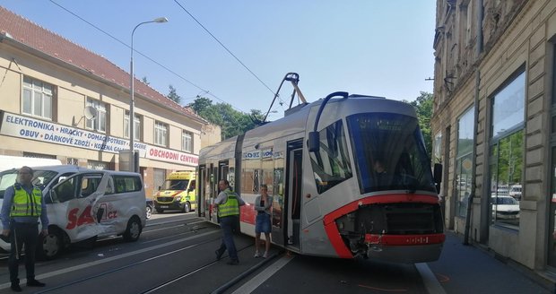 Dva zraněné si vyžádala v úterý dopoledne srážka dodávky a tramvaje v Brně.